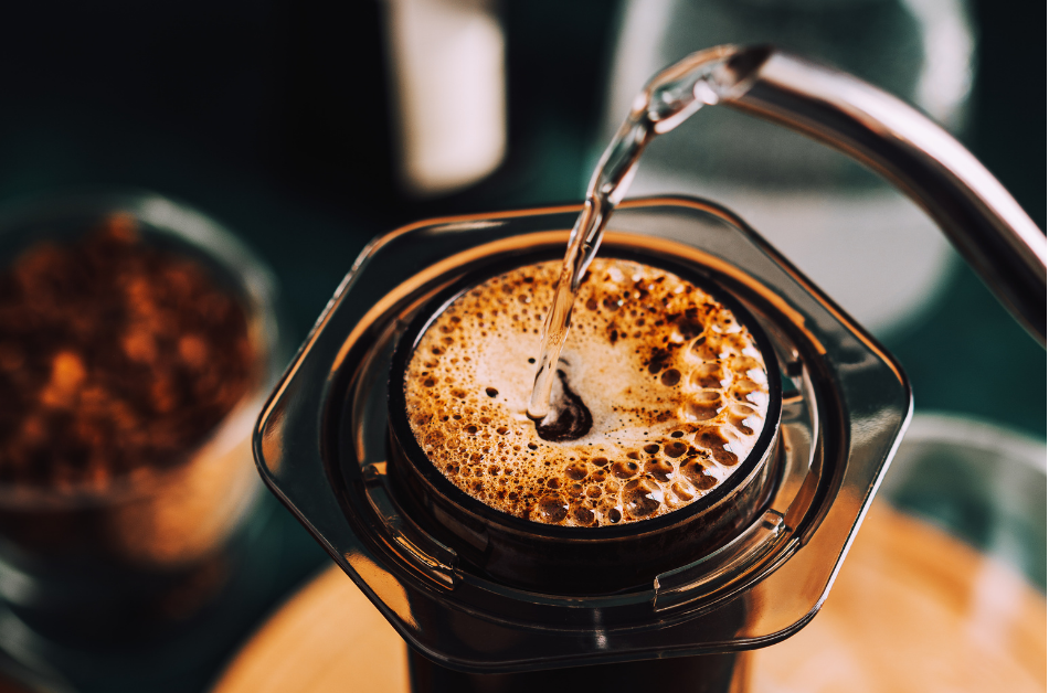 コーヒーを淹れる画像