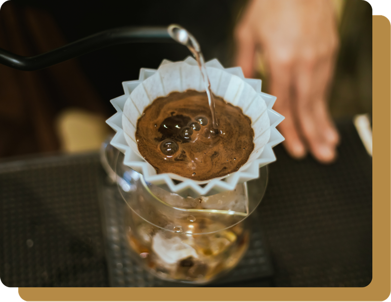コーヒーを淹れている画像